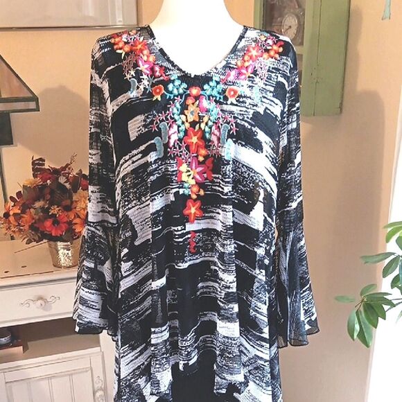 Dor Dor Embroidered Net Coverup - Picture 1 of 10